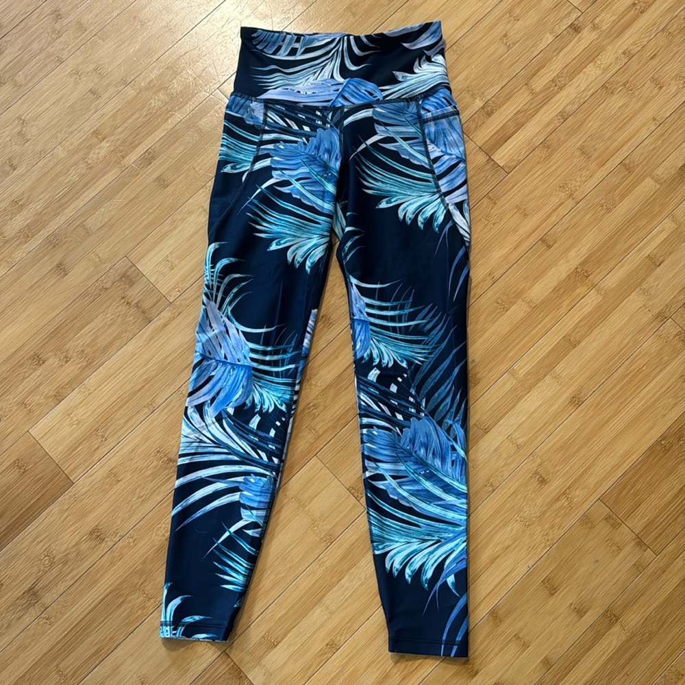 Old Navy Active Elevate Palm floral workout pants. 7/8 length. EUC